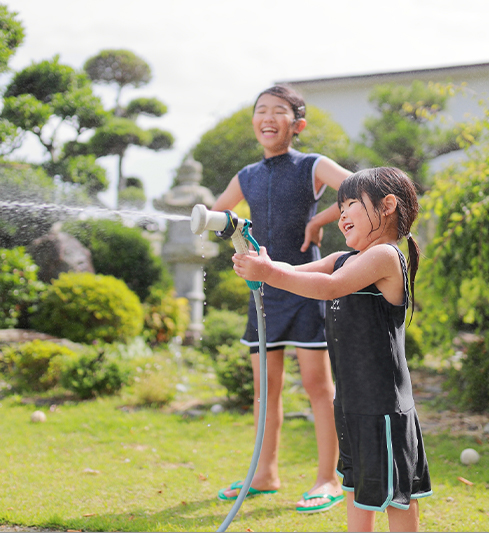 はしゃぐ子供たち